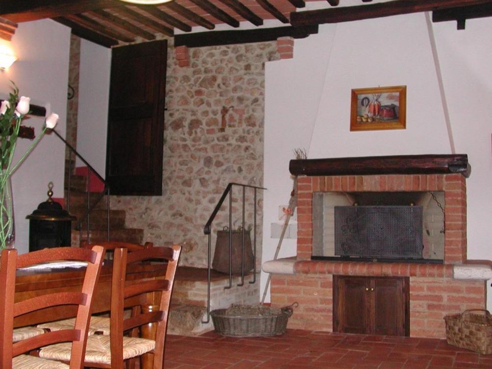 Casale Il Colombaio Di Toiano Guest House Valli Room photo